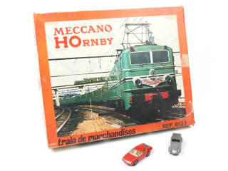 Lot 462 - DINKY TOYS (FRANCE) (3)