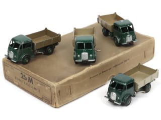 Lot 637 - DINKY TOYS (FRANCE) (5)