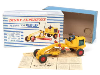 Lot 421 - DINKY TOYS (FRANCE) (1)
