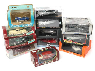 Lot 141 - DIVERS (12)