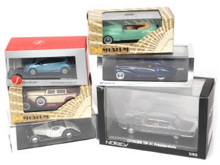 Lot 128 - DIVERS (6)