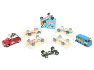 Lot 133 - DIVERS (8)