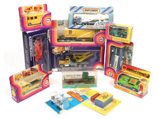 Lot 142 - DIVERS (12)