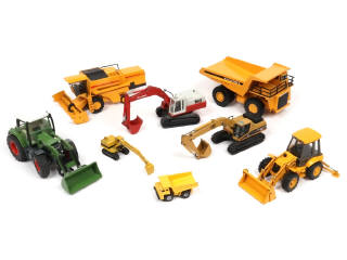 Lot 351 - DIVERS (8)