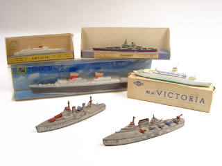 Lot 203 - DIVERS (6)