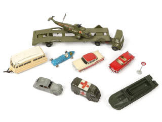 Lot 147 - DINKY TOYS (9)