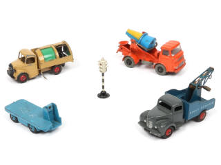 Lot 382 - DINKY TOYS (GB) (5)