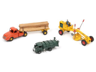 Lot 454 - DINKY TOYS (FRANCE) (3)