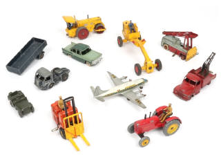 Lot 462 - DINKY TOYS (FRANCE) (10)