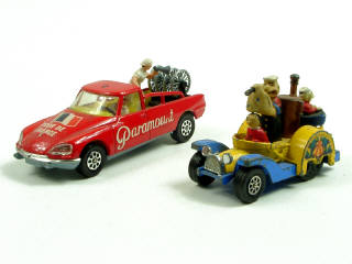 Lot 585 - CORGI (2)
