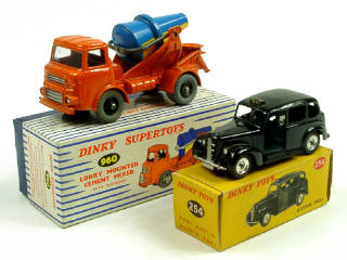 Lot 622 - DINKY TOYS (GB) (2)