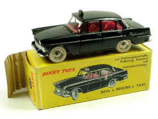 Lot 673 - DINKY TOYS FRANCE (1)
