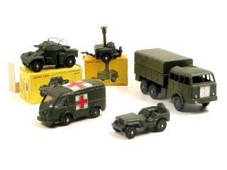 Lot 811 - DINKY TOYS (FRANCE) (5)