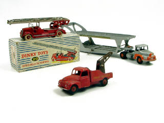 Lot 803 - DINKY TOYS (FRANCE) (3)