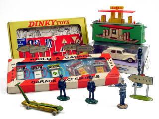 Lot 493 - DIVERS (4)