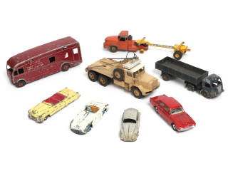 Lot 303 - DINKY TOYS (8)