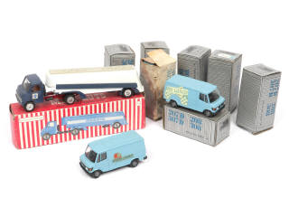 Lot 171 - DIVERS (8)