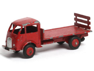 Lot 454 - DINKY TOYS (FRANCE) (1)