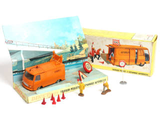 Lot 325 - DINKY TOYS (FRANCE) (1)