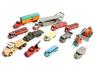 Lot 192 - DINKY TOYS (13)