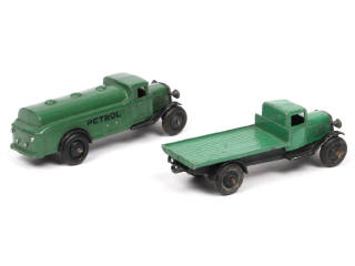 Lot 238 - DINKY TOYS (GB) (2)