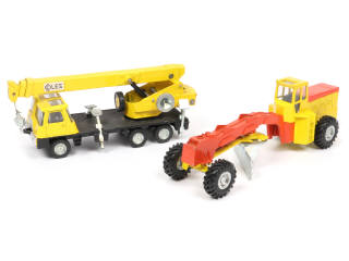 Lot 174 - DINKY TOYS (GB) (2)