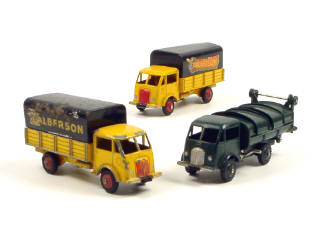 Lot 580 - DINKY TOYS (FRANCE) (3)
