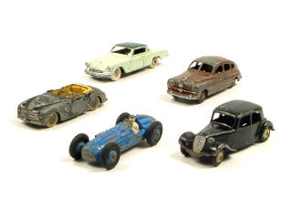 Lot 594 - DINKY TOYS (FRANCE) (5)