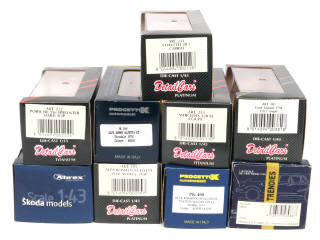 Lot 124 - DIVERS (9)