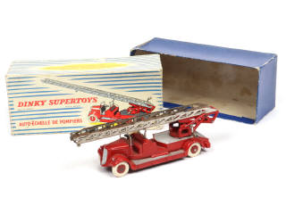 Lot 227 - DINKY TOYS (FRANCE) (1)
