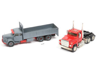 Lot 165 - DIVERS (2)