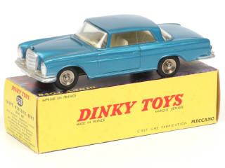 Lot 628 - DINKY TOYS (FRANCE) (1)