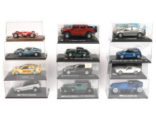 Lot 245 - DIVERS (12)