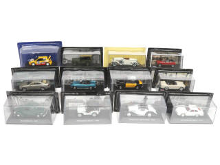 Lot 247 - DIVERS (12)