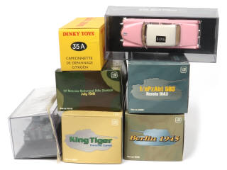 Lot 124 - DIVERS (8)