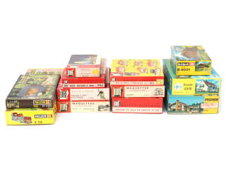 Lot 49 - DIVERS (HO) (12)