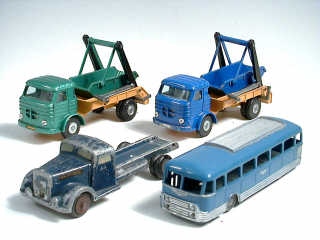Lot 604 - DIVERS (4)