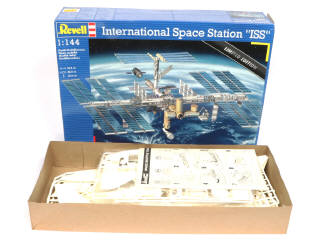 Lot 25 - REVELL (USA) (2)