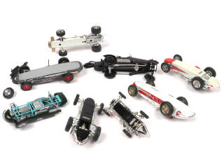 Lot 145 - DIVERS (8)