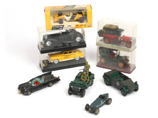 Lot 148 - DIVERS (9)