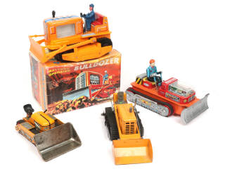 Lot 126 - DIVERS (4)