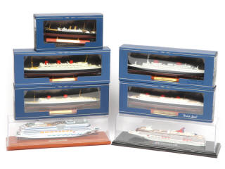 Lot 230 - DIVERS (7)