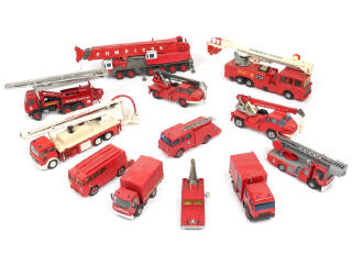 Lot 135 - DIVERS (12)