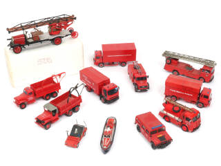 Lot 136 - DIVERS (12)