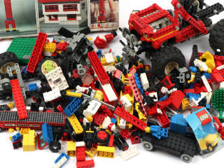 Lot 325 - LEGO (DANEMARK) (1)