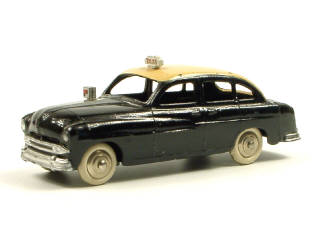 Lot 669 - DINKY TOYS FRANCE (1)