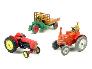 Lot 332 - DINKY TOYS (GB) (3)