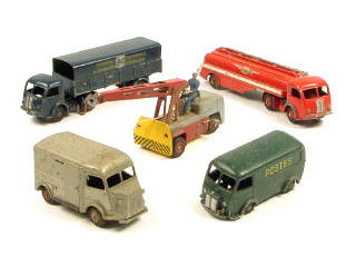 Lot 826 - DINKY TOYS (FRANCE) (5)