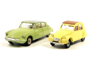 Lot 753 - DINKY TOYS FRANCE (2)