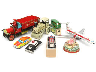 Lot 125 - DIVERS (8)